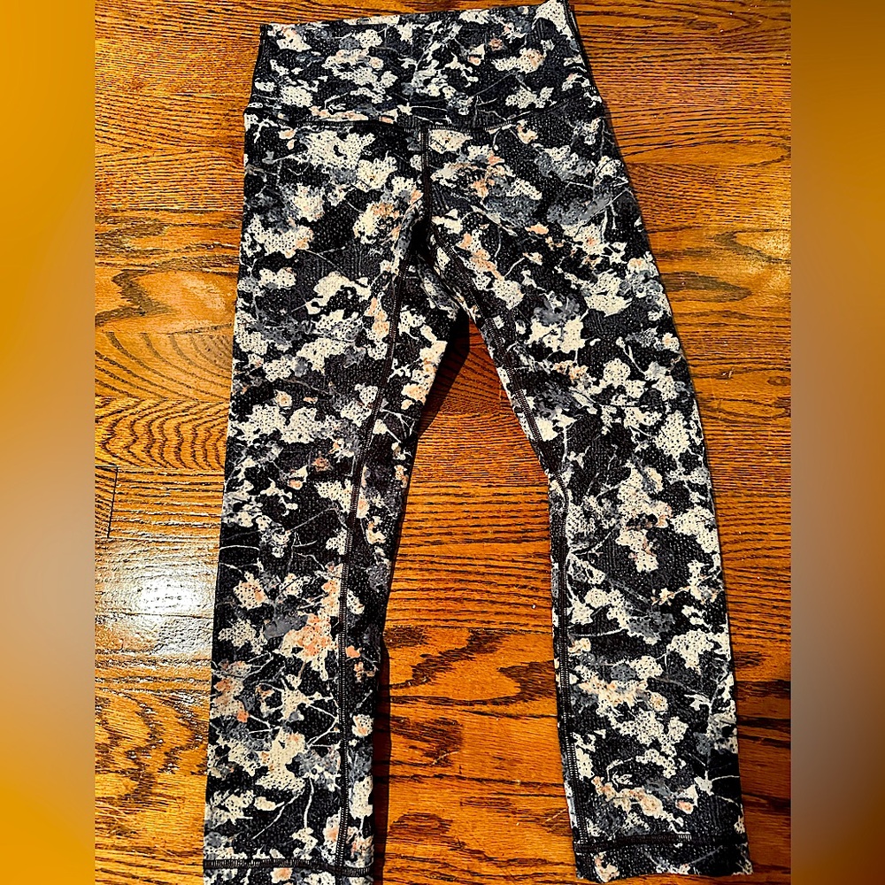 EUC Lululemon Wonder Under Crop Leggings. Size 4